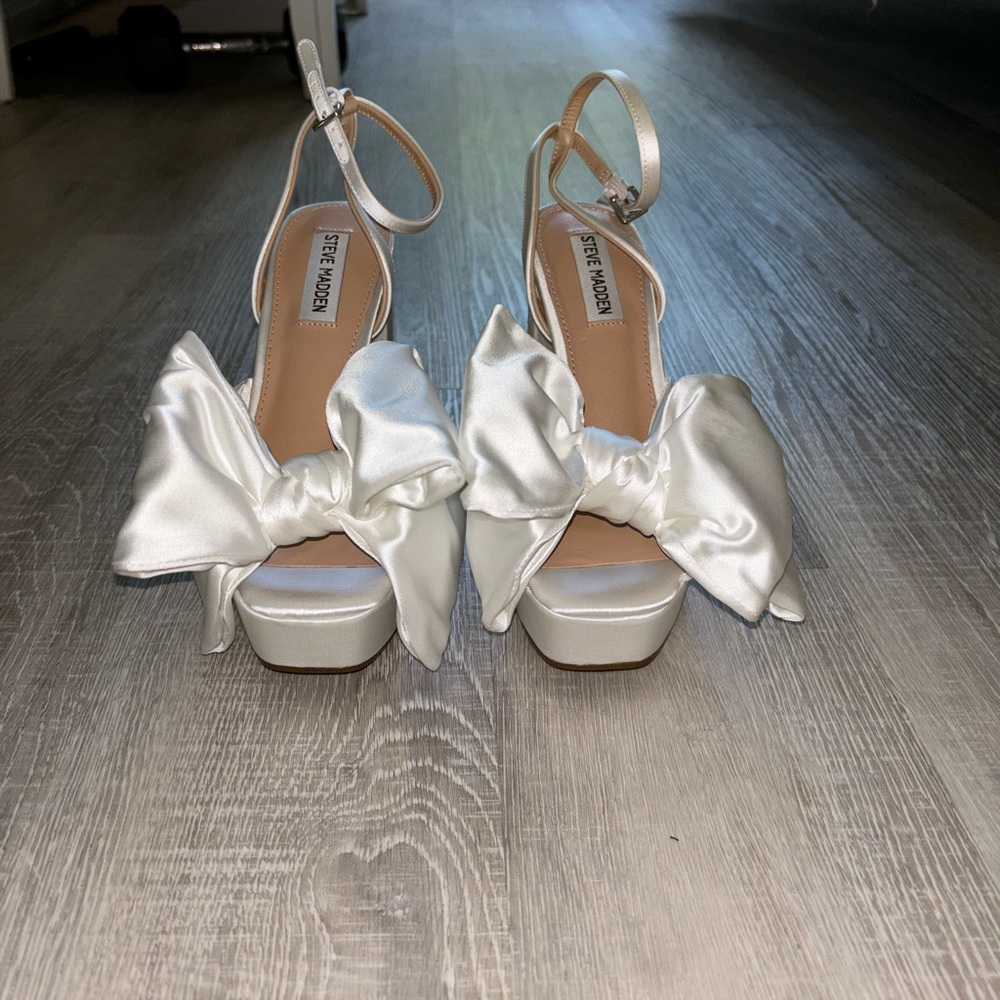 LIVELY brand new never worn
Color: WHITE SATIN
Size: 6.5

$119.95